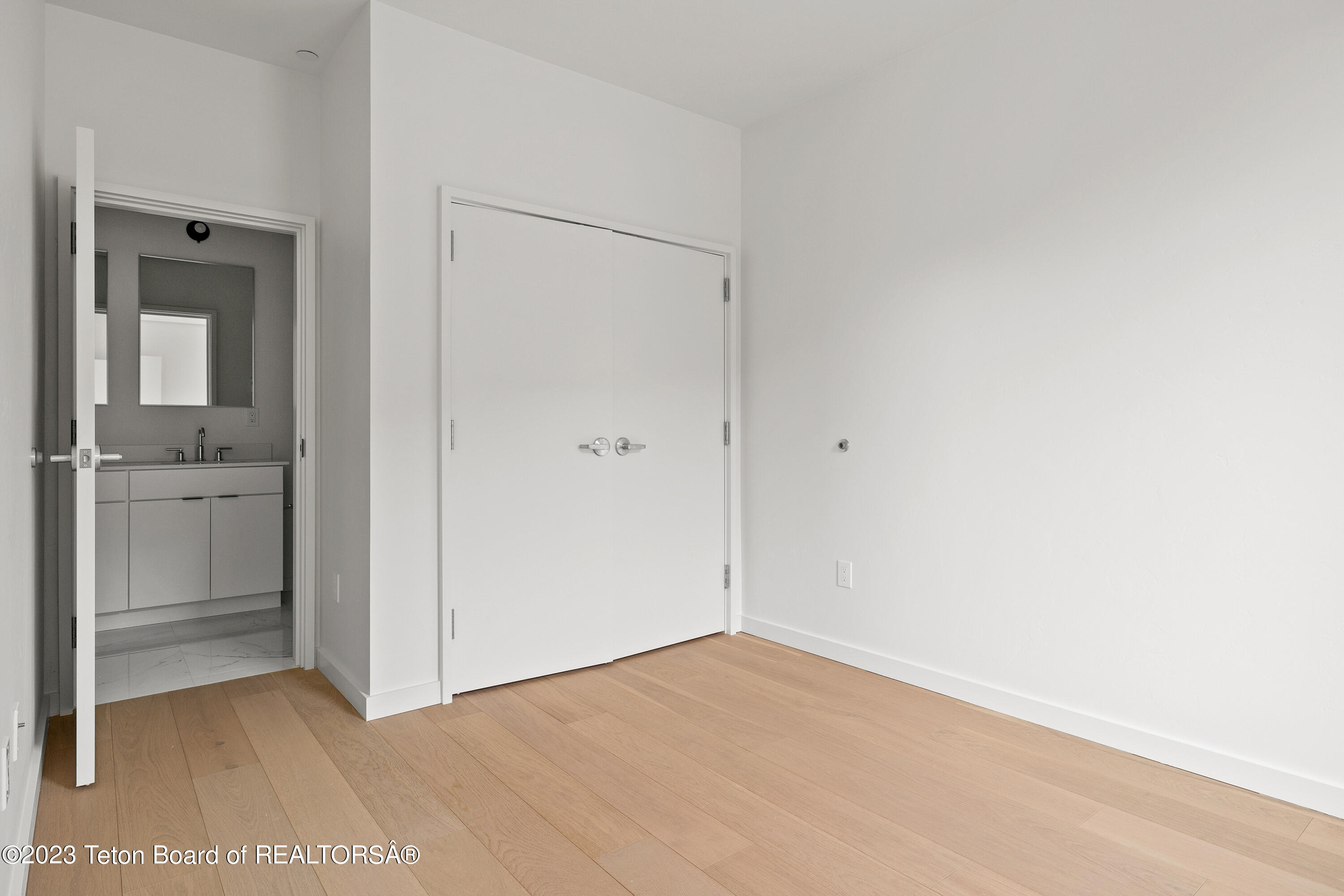 440 W KELLY Avenue, 12