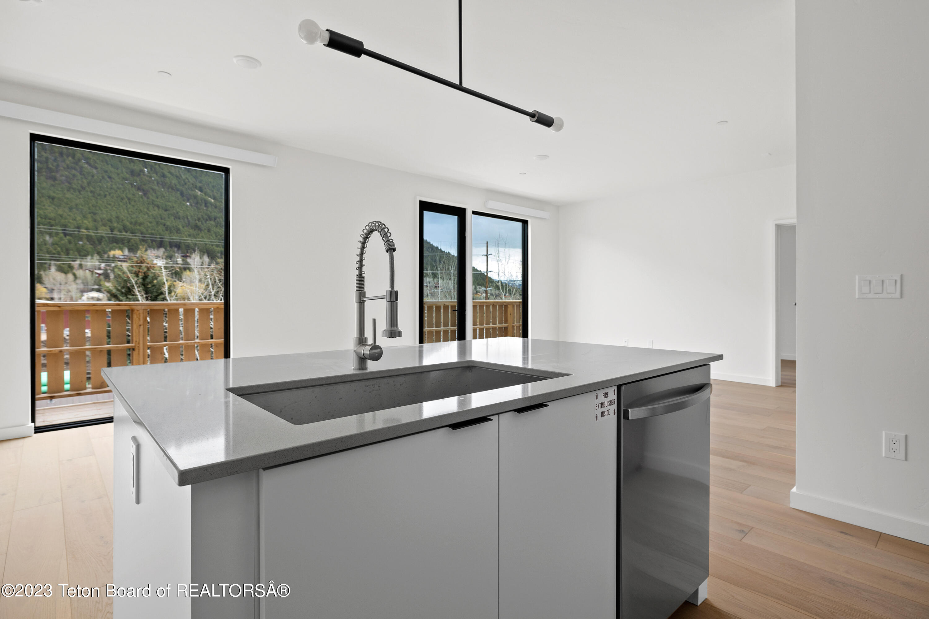 440 W KELLY Avenue, 12