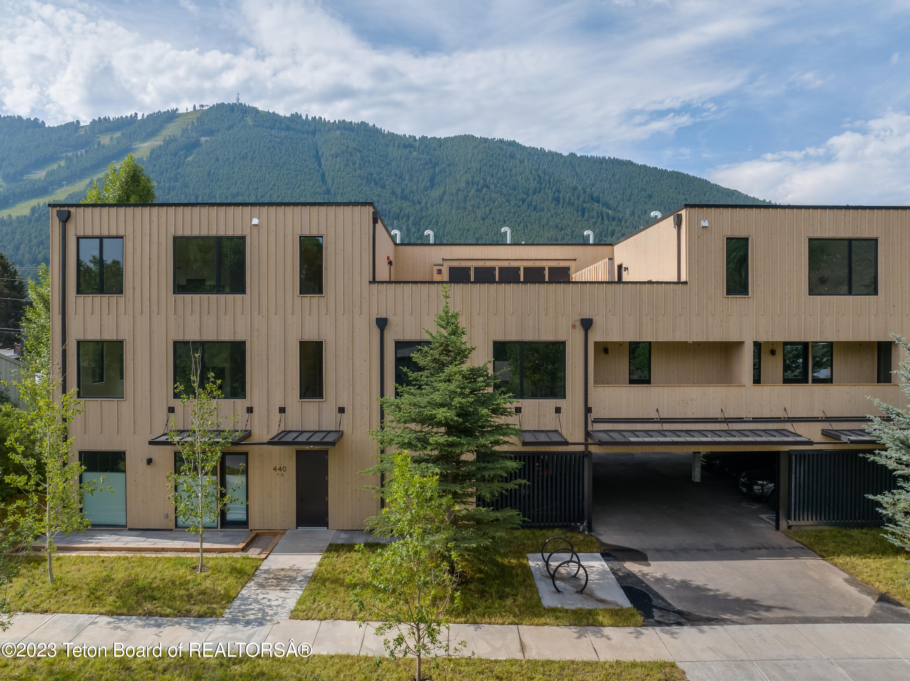 440 W KELLY Avenue, 12