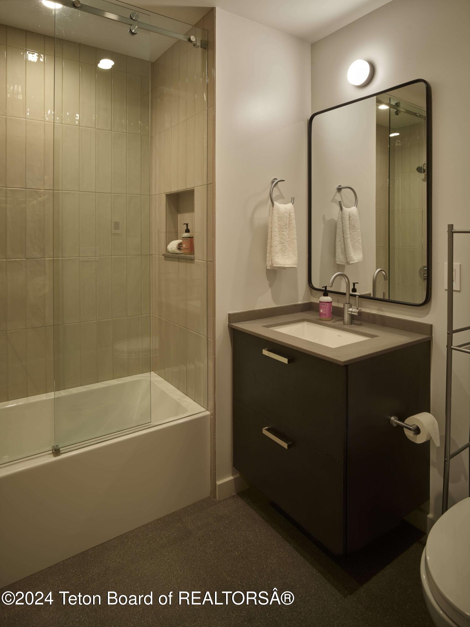 185 N GLENWOOD Street, 4