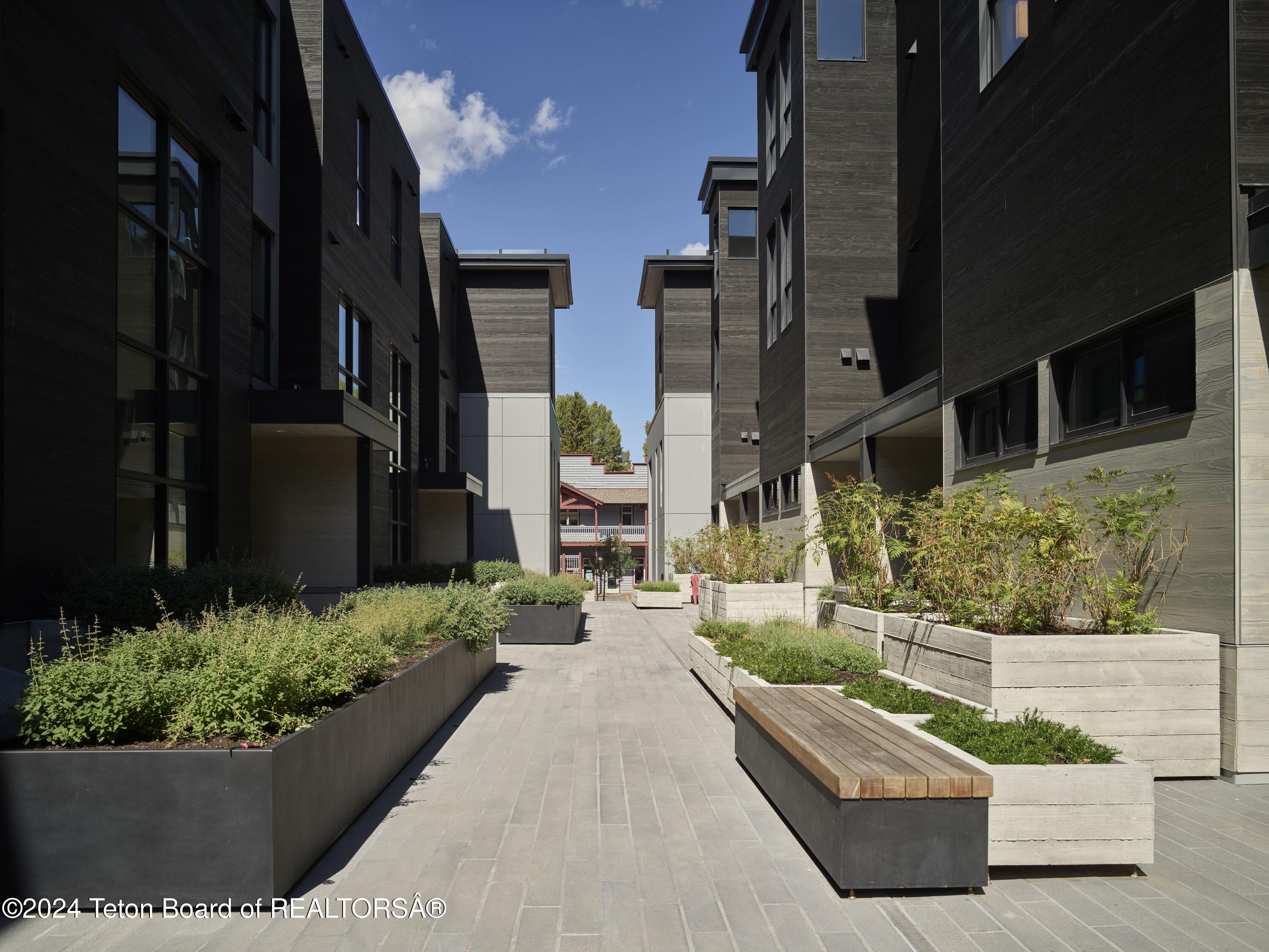 185 N GLENWOOD Street, 4