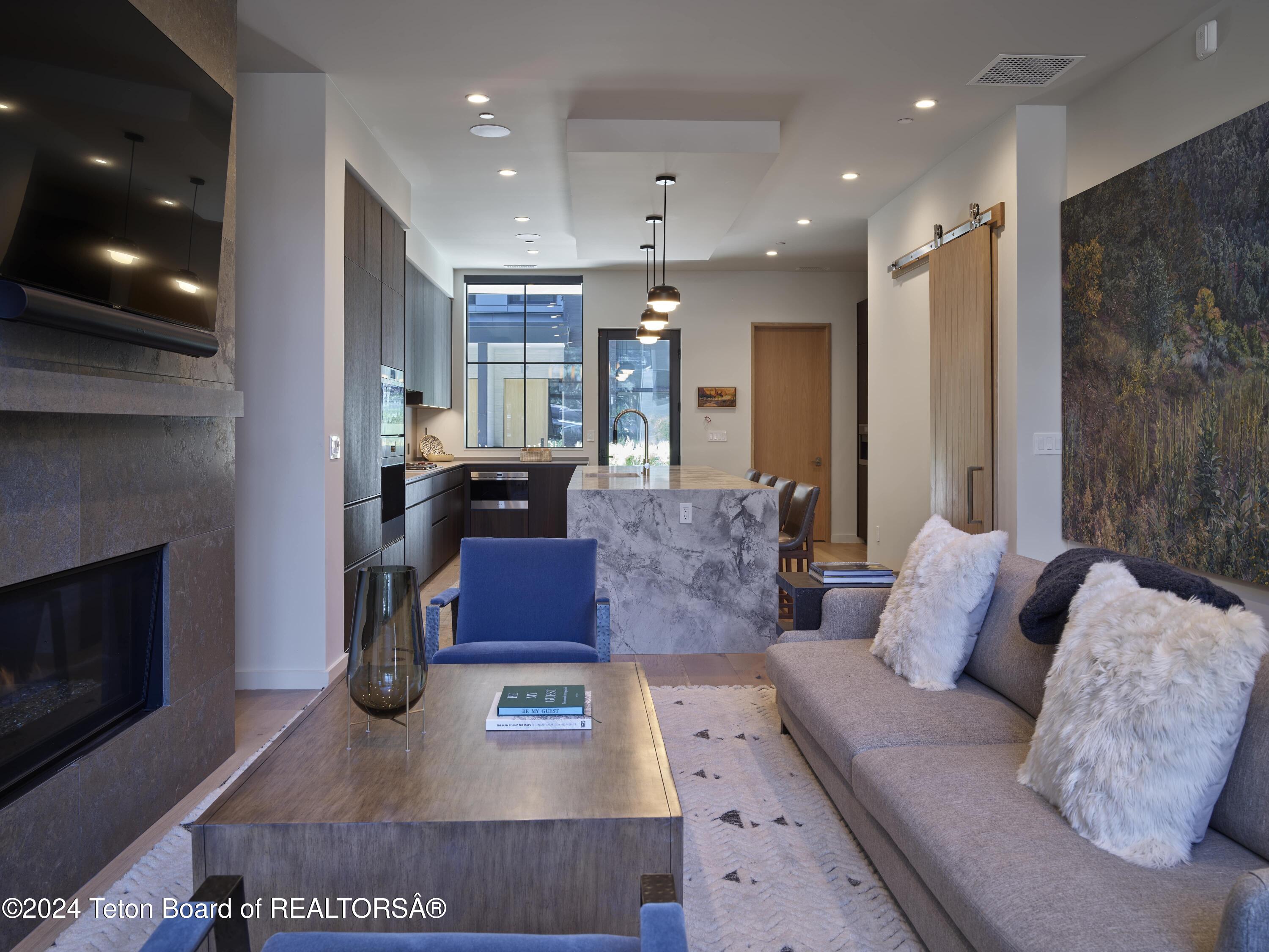 185 N GLENWOOD Street, 4