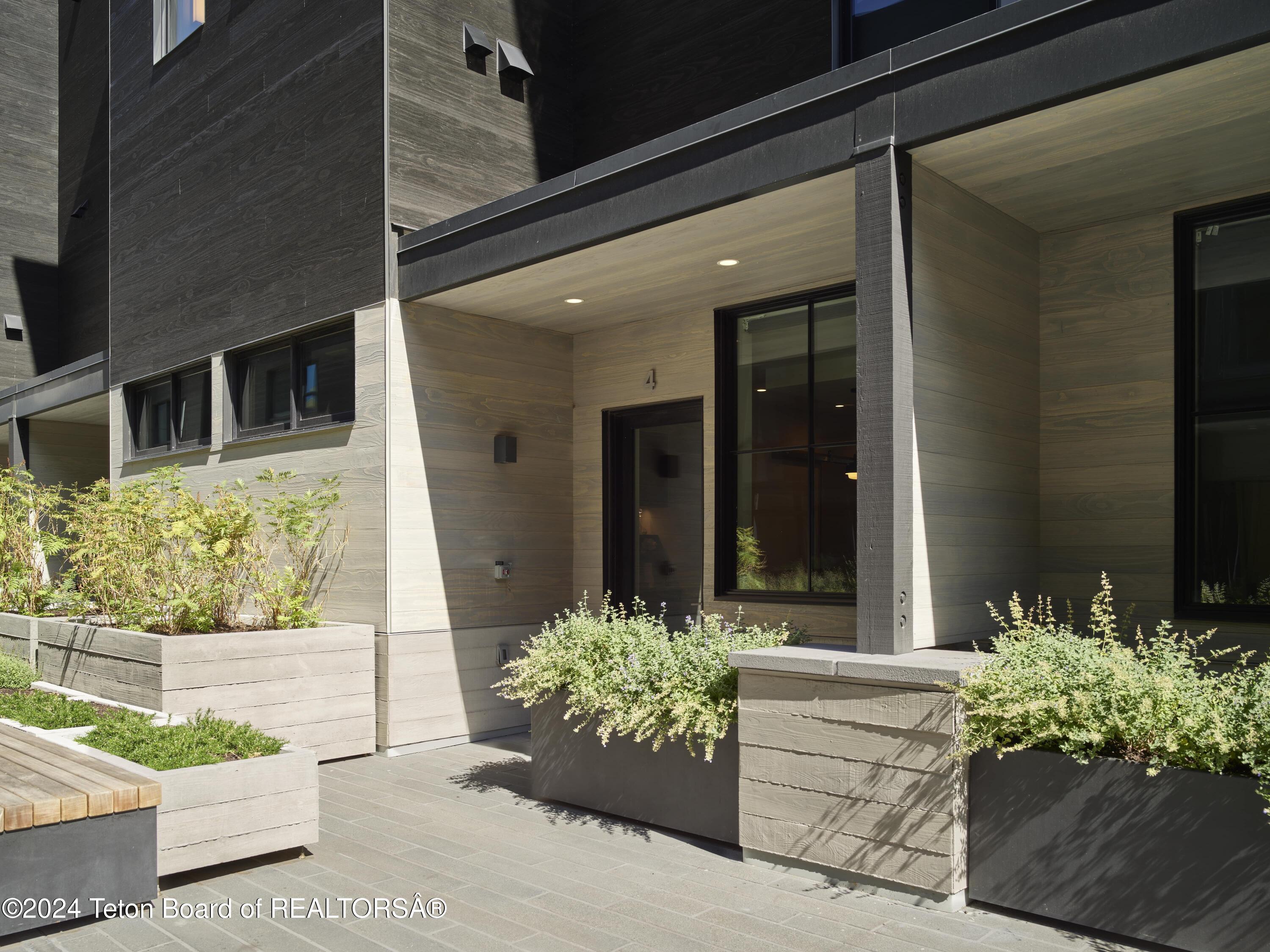 185 N GLENWOOD Street, 4