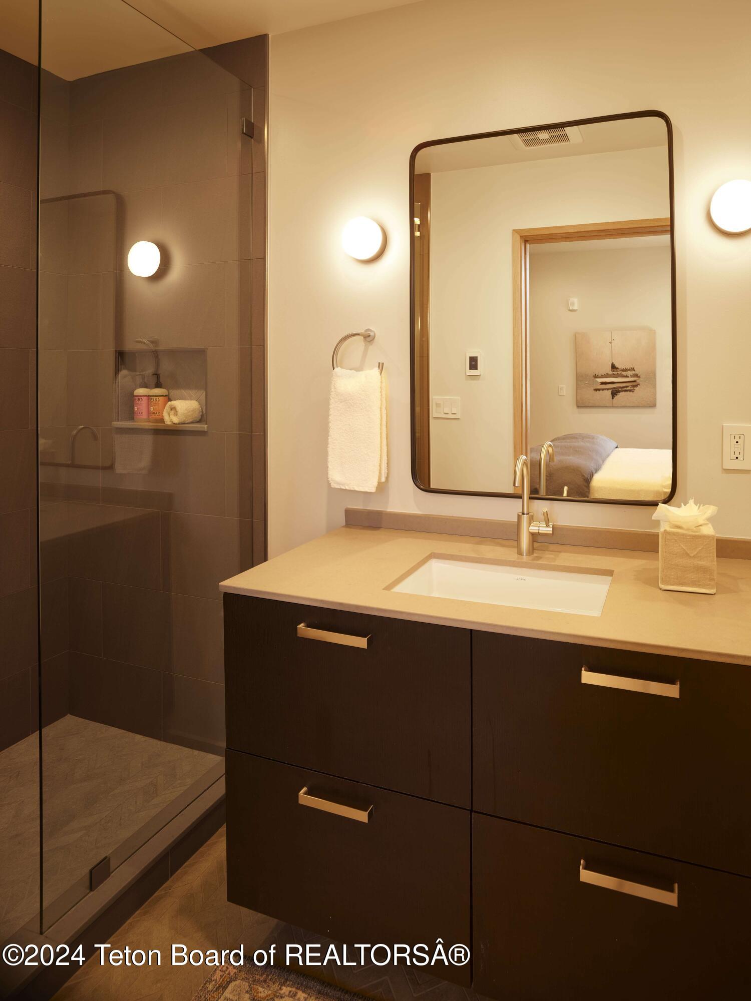 185 N GLENWOOD Street, 4