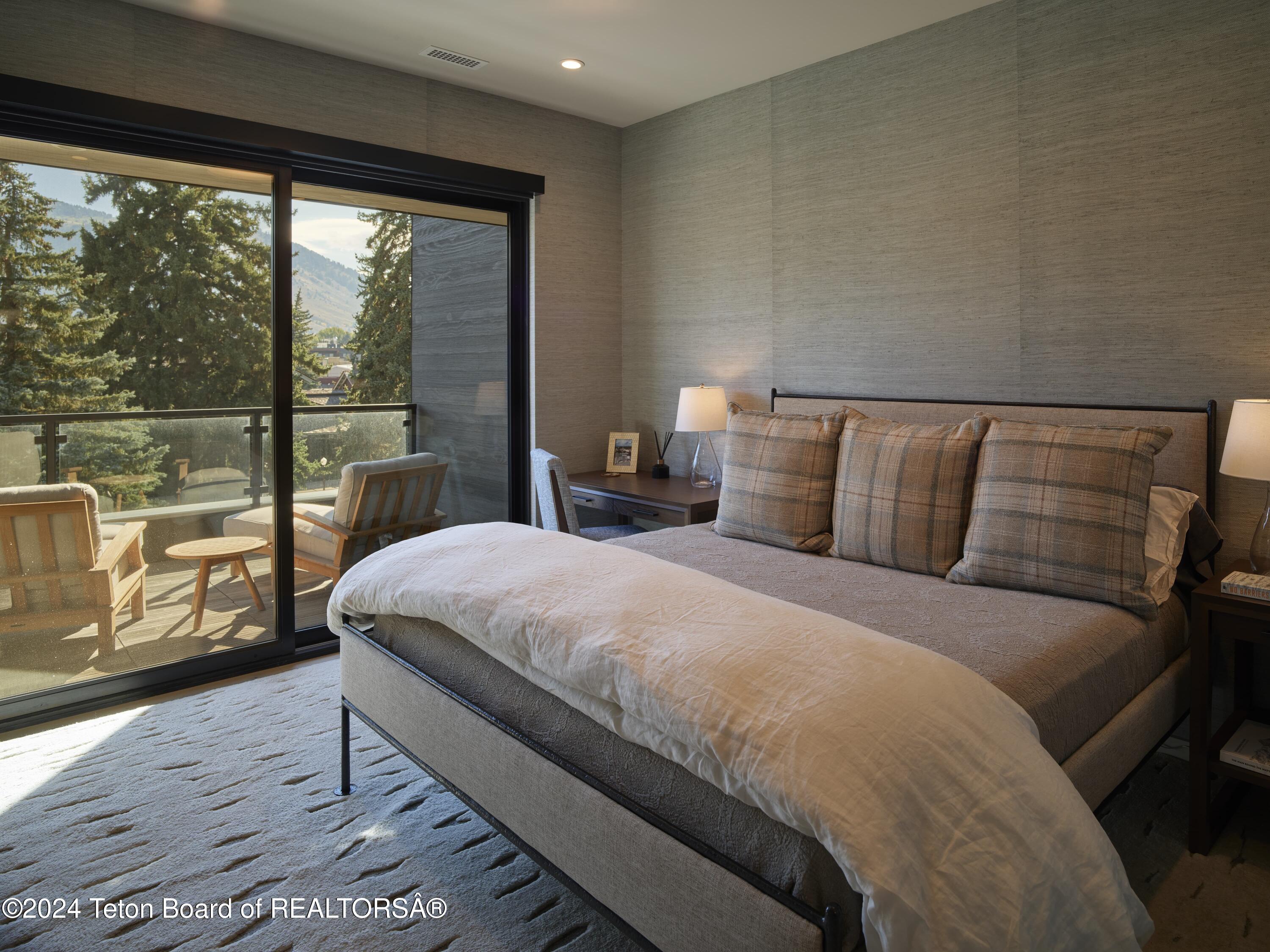 185 N GLENWOOD Street, 4