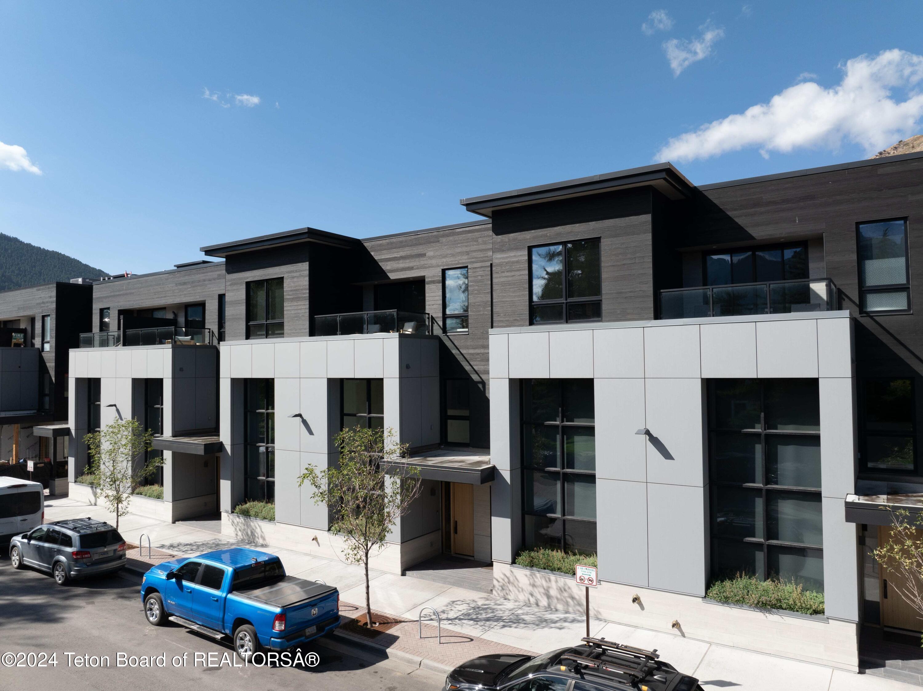 185 N GLENWOOD Street, 4