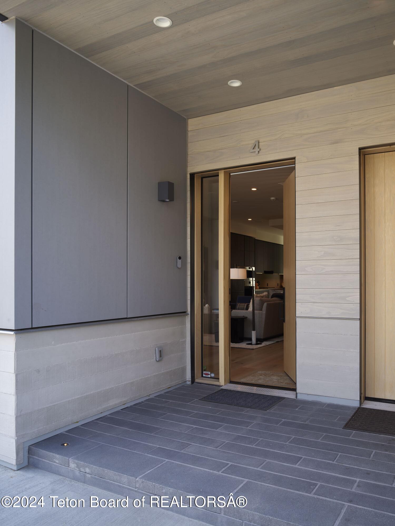 185 N GLENWOOD Street, 4