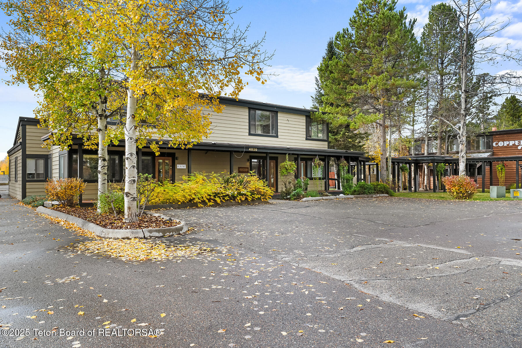 4020 W LAKE CREEK Drive