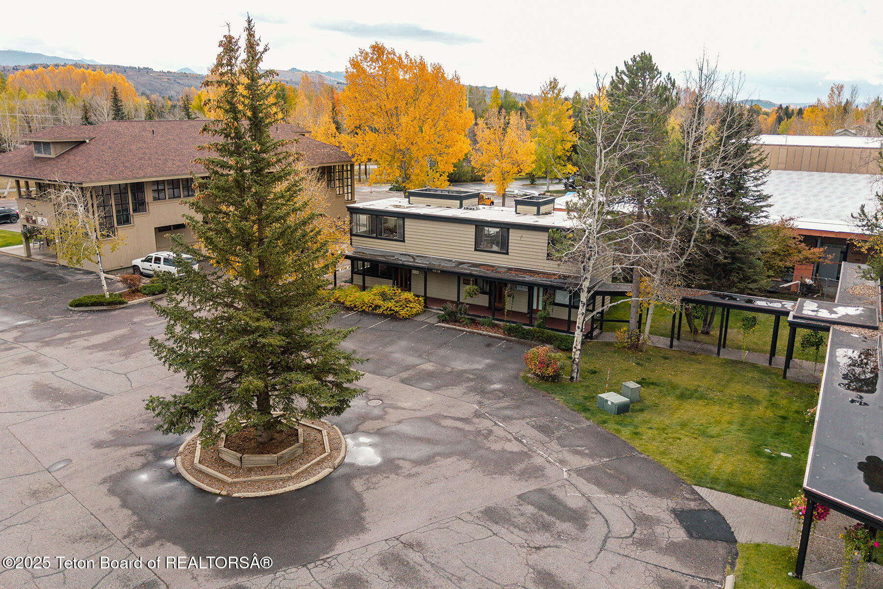 4020 W LAKE CREEK Drive