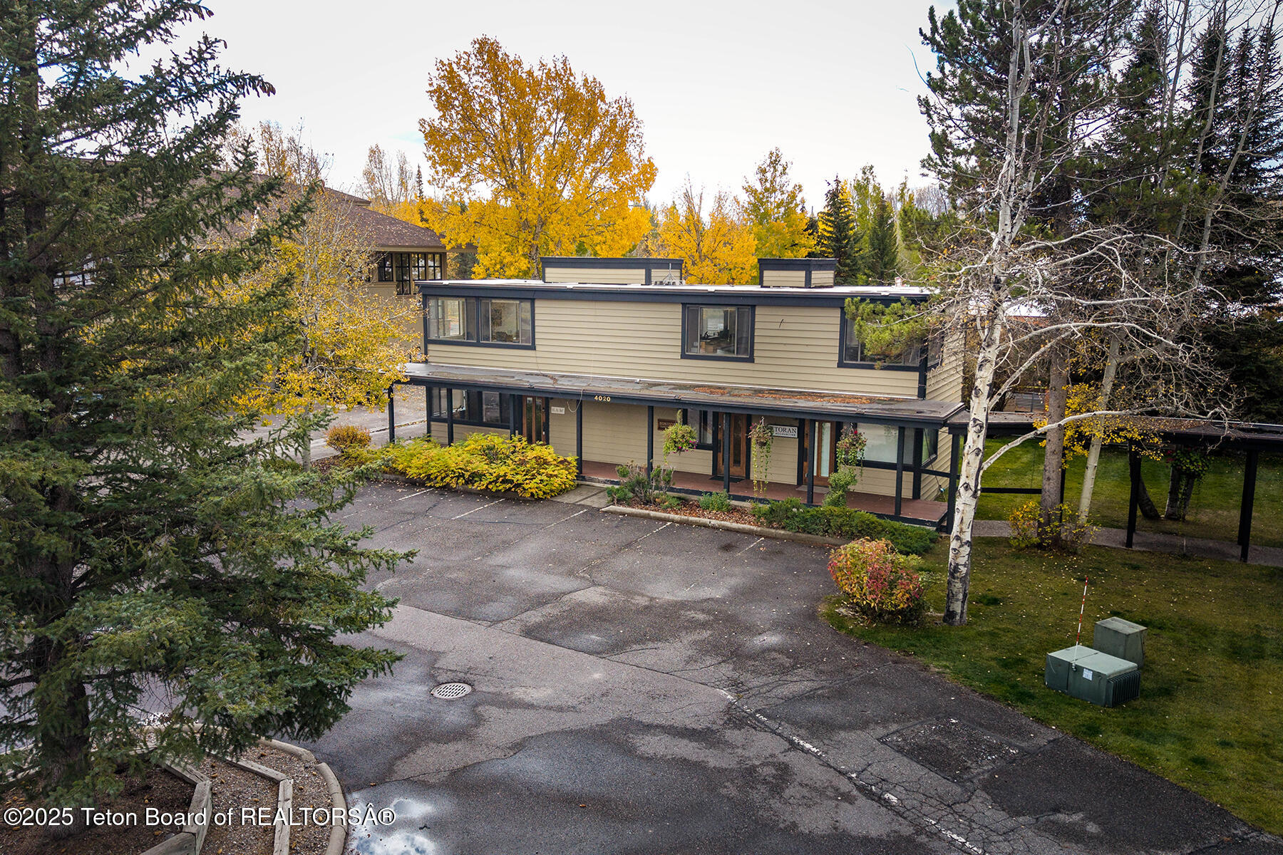 4020 W LAKE CREEK Drive