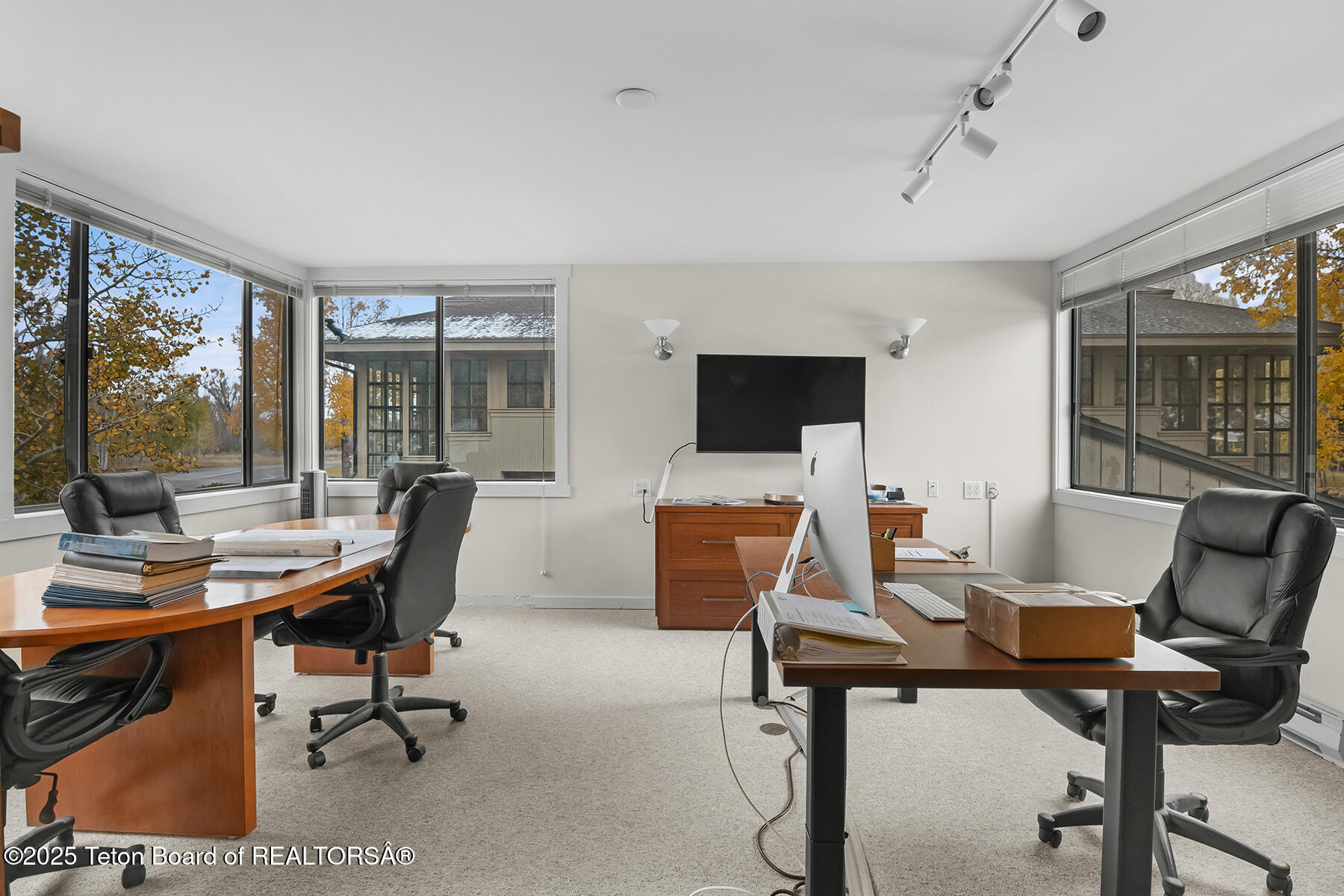 4020 W LAKE CREEK Drive