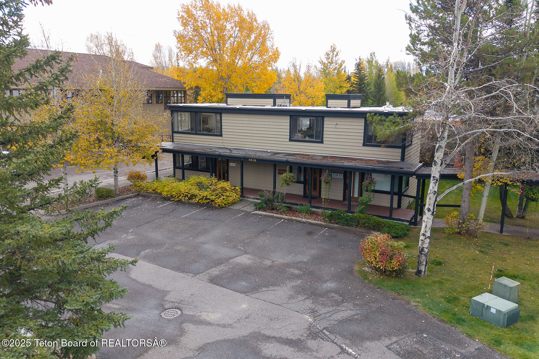 4020 W LAKE CREEK Drive