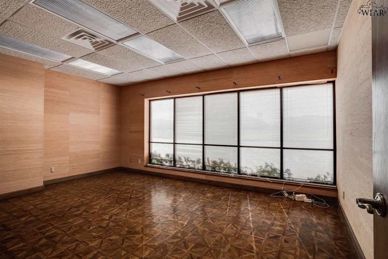 2716 COMMERCE STREET