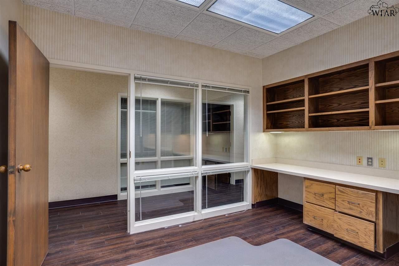 2716 COMMERCE STREET