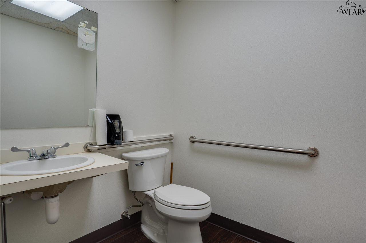 2716 COMMERCE STREET