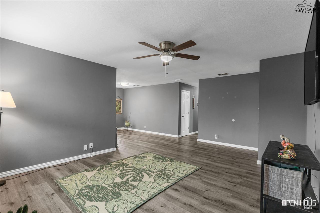 4663 MISTLETOE DRIVE