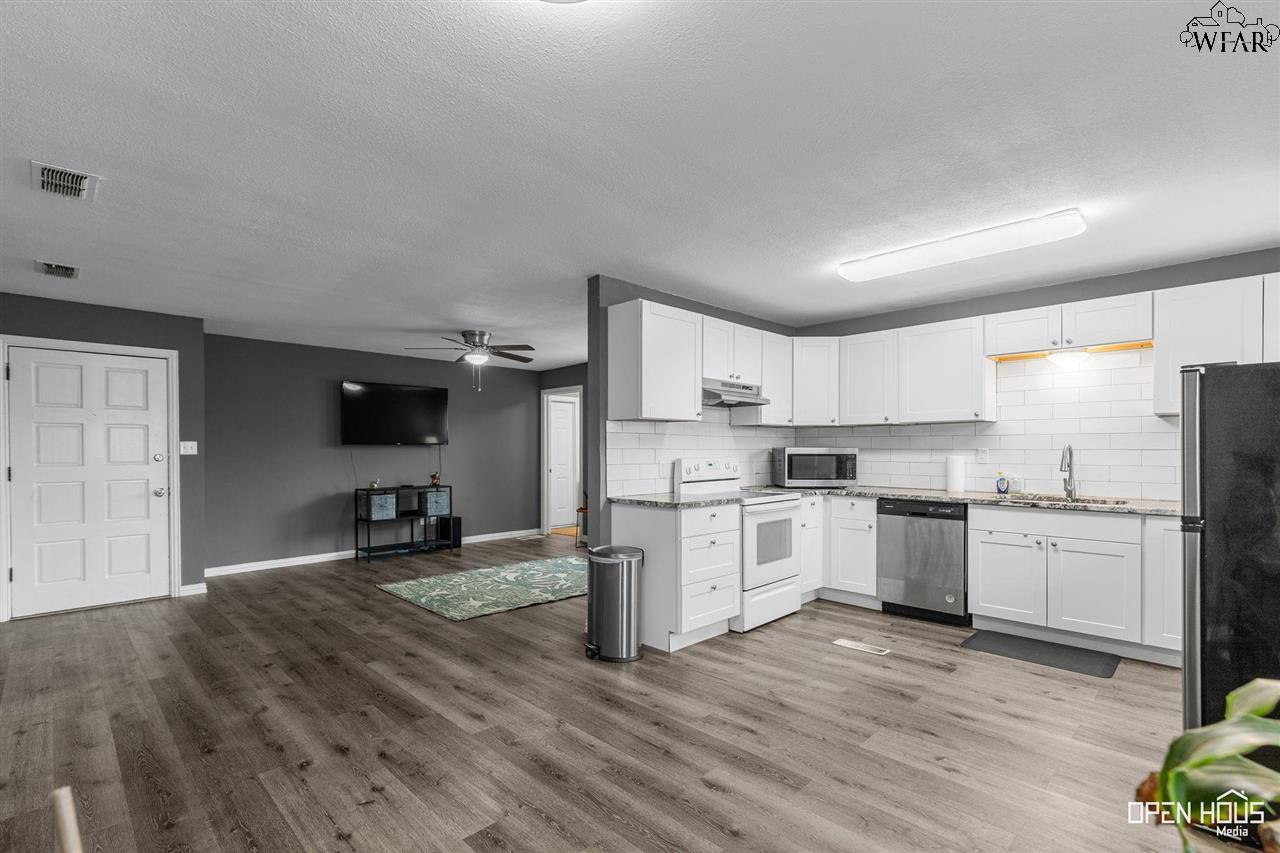 4663 MISTLETOE DRIVE