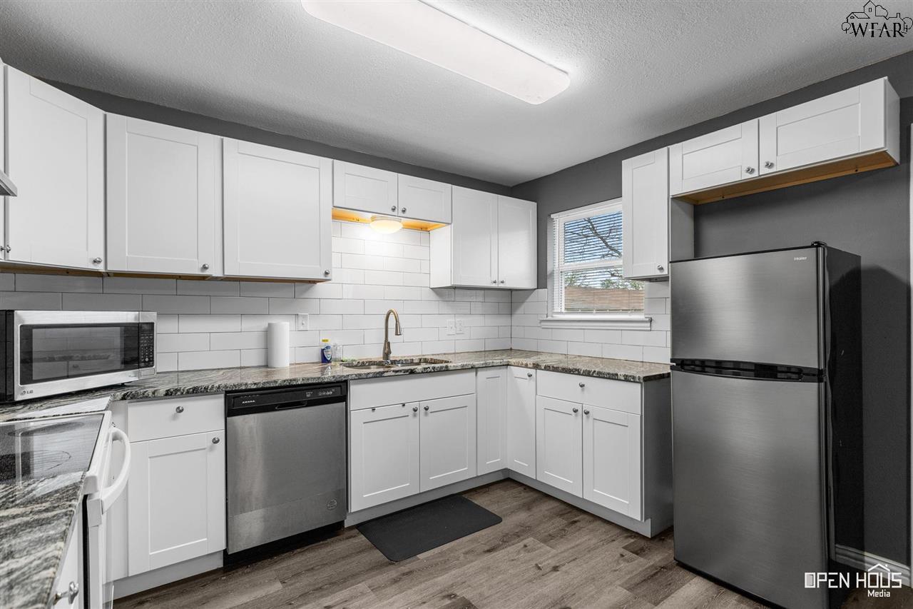 4663 MISTLETOE DRIVE