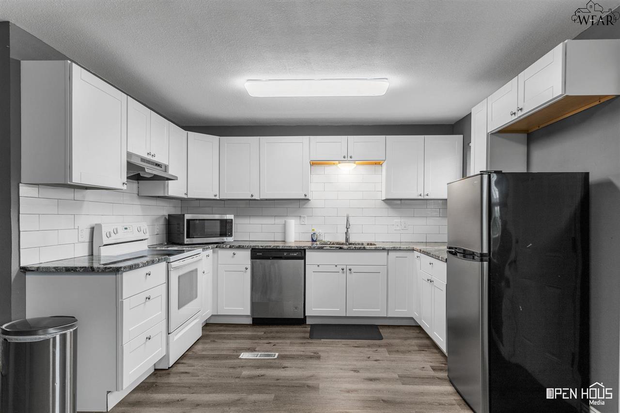 4663 MISTLETOE DRIVE