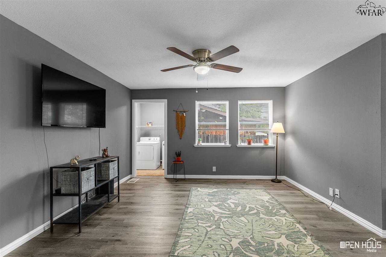 4663 MISTLETOE DRIVE