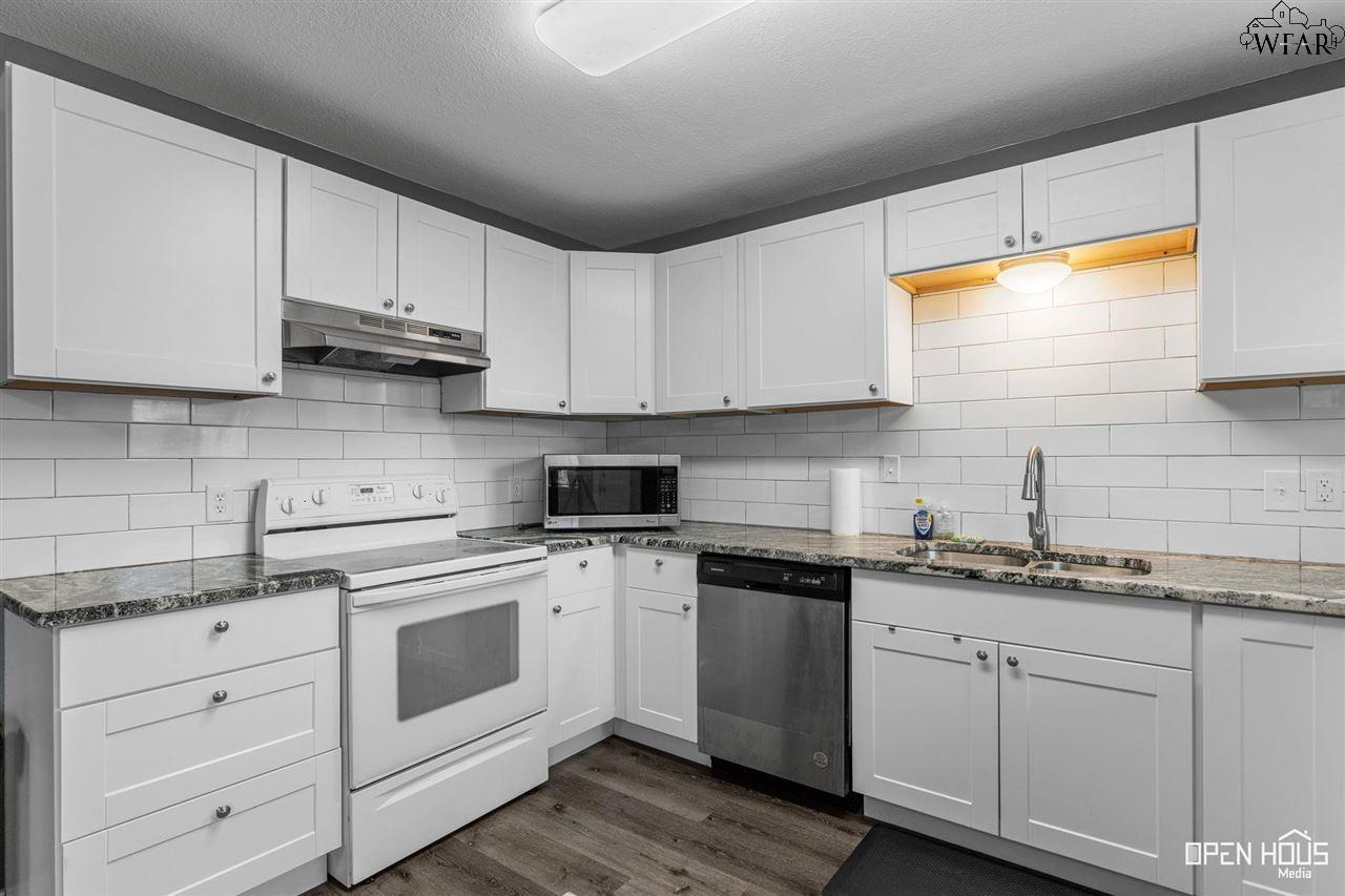 4663 MISTLETOE DRIVE