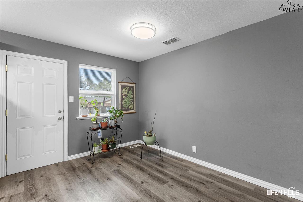 4663 MISTLETOE DRIVE