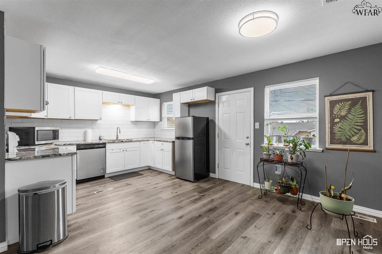 4663 MISTLETOE DRIVE