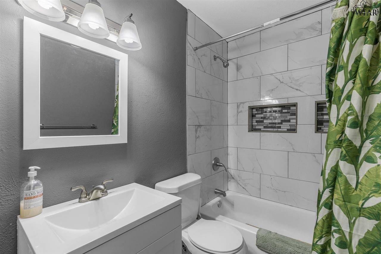 4663 MISTLETOE DRIVE