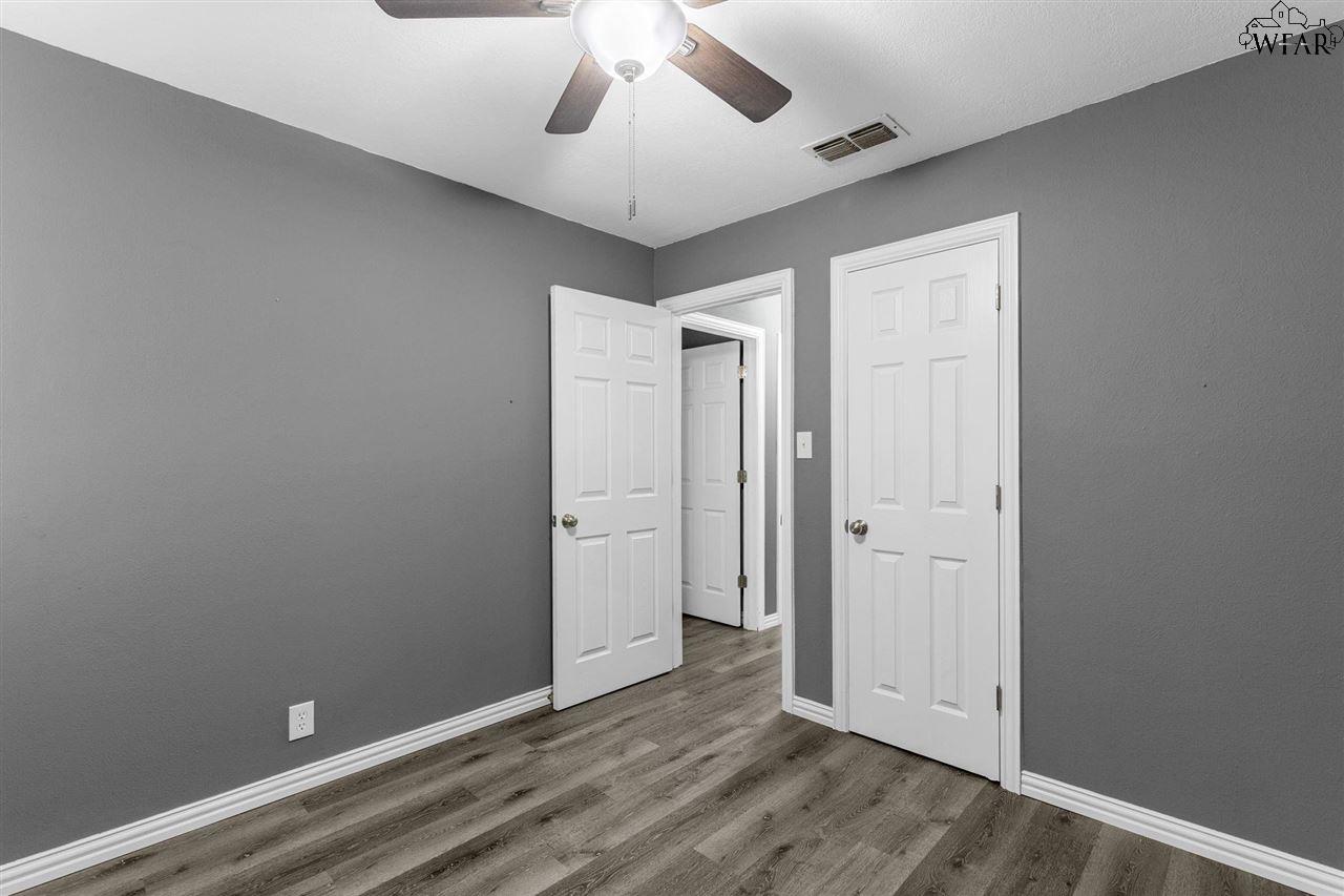 4663 MISTLETOE DRIVE