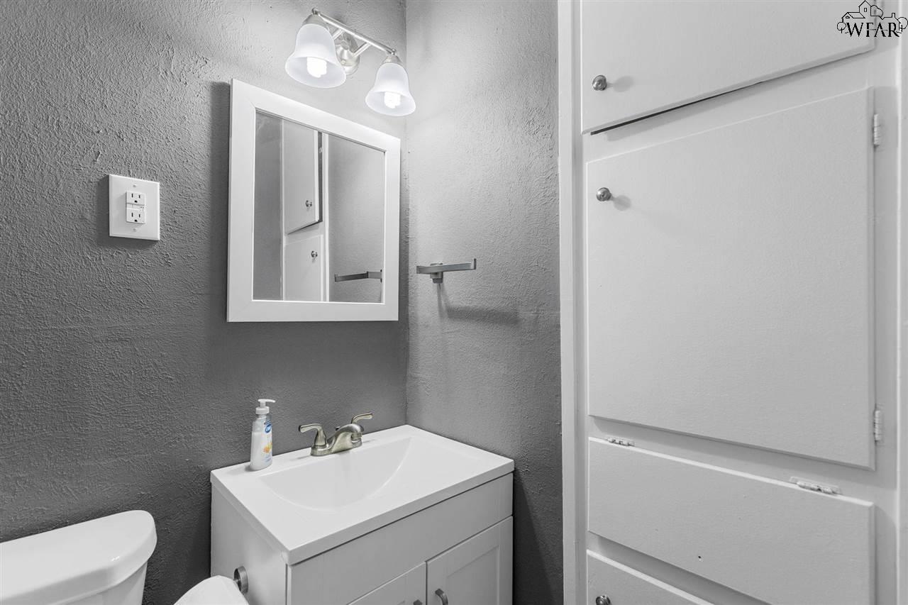 4663 MISTLETOE DRIVE