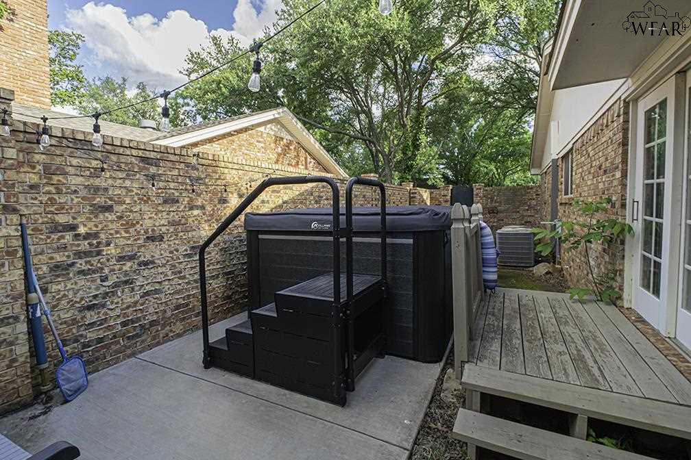 2427 BRENTWOOD DRIVE