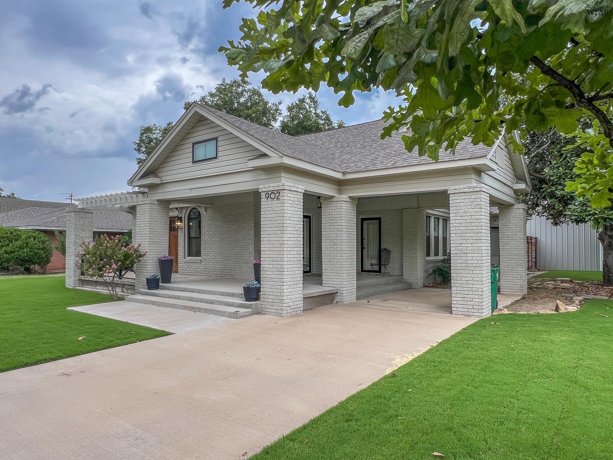 902 W ELM STREET