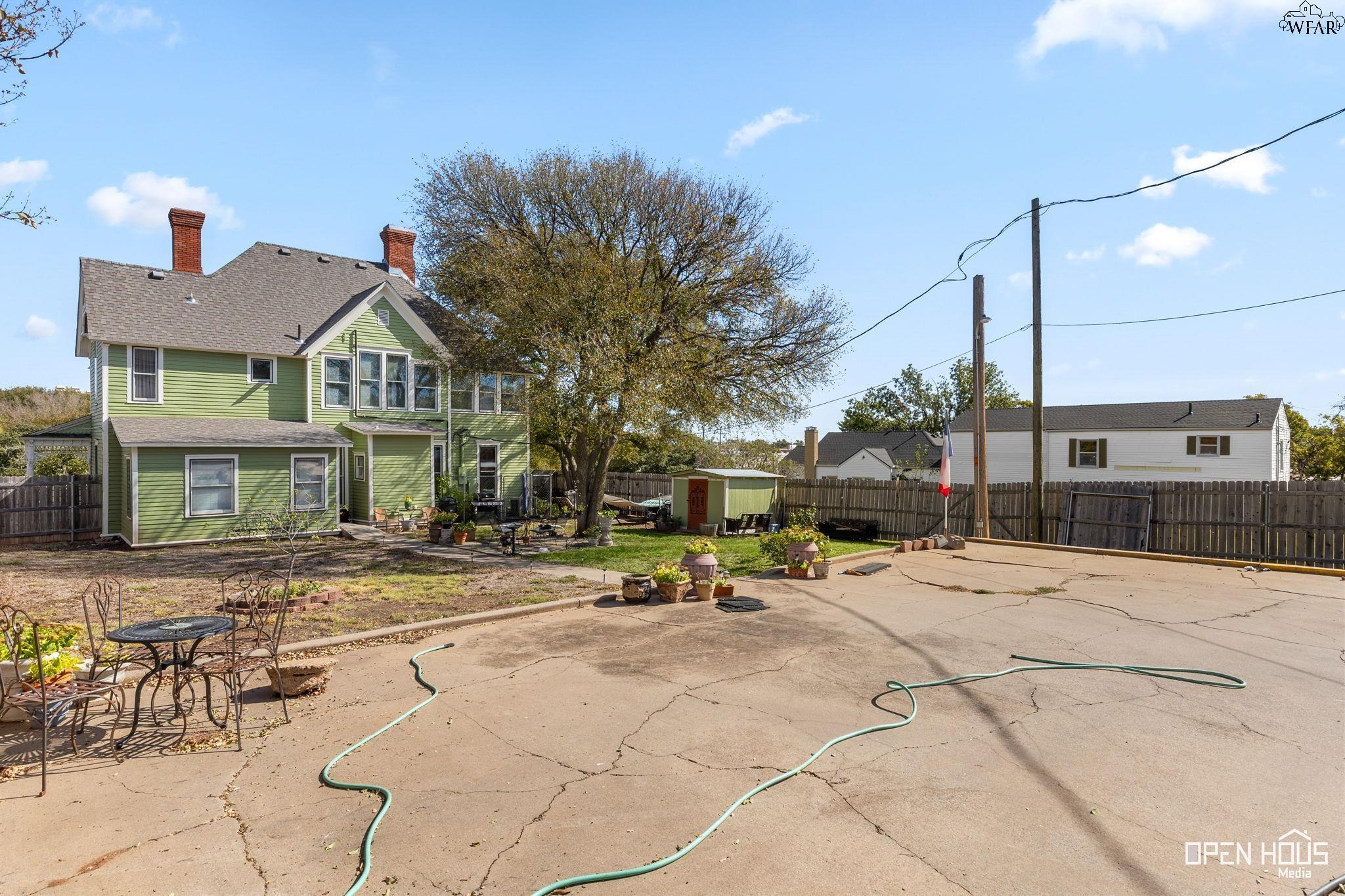 1100 TRAVIS STREET