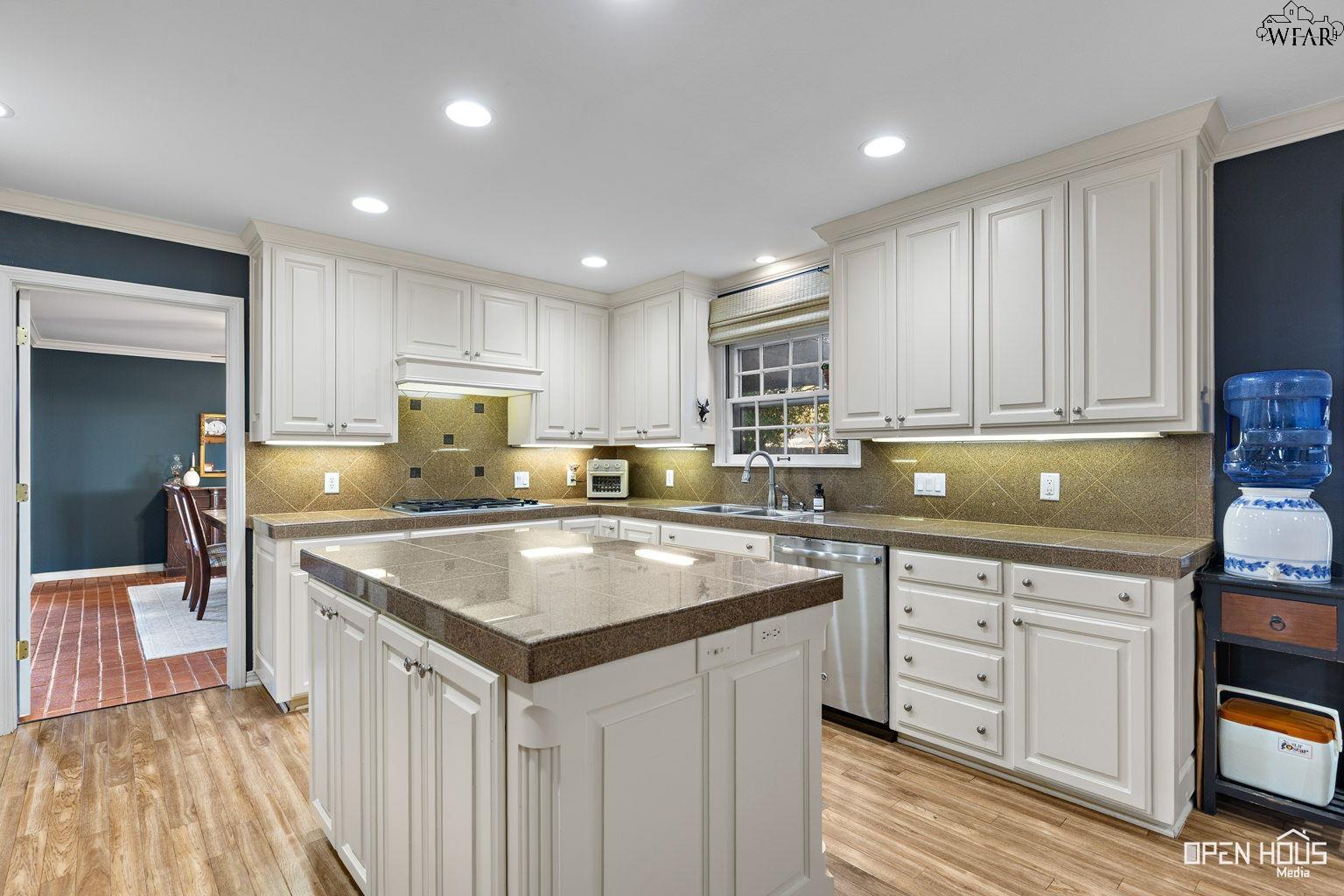 1570 SINGLETON AVENUE