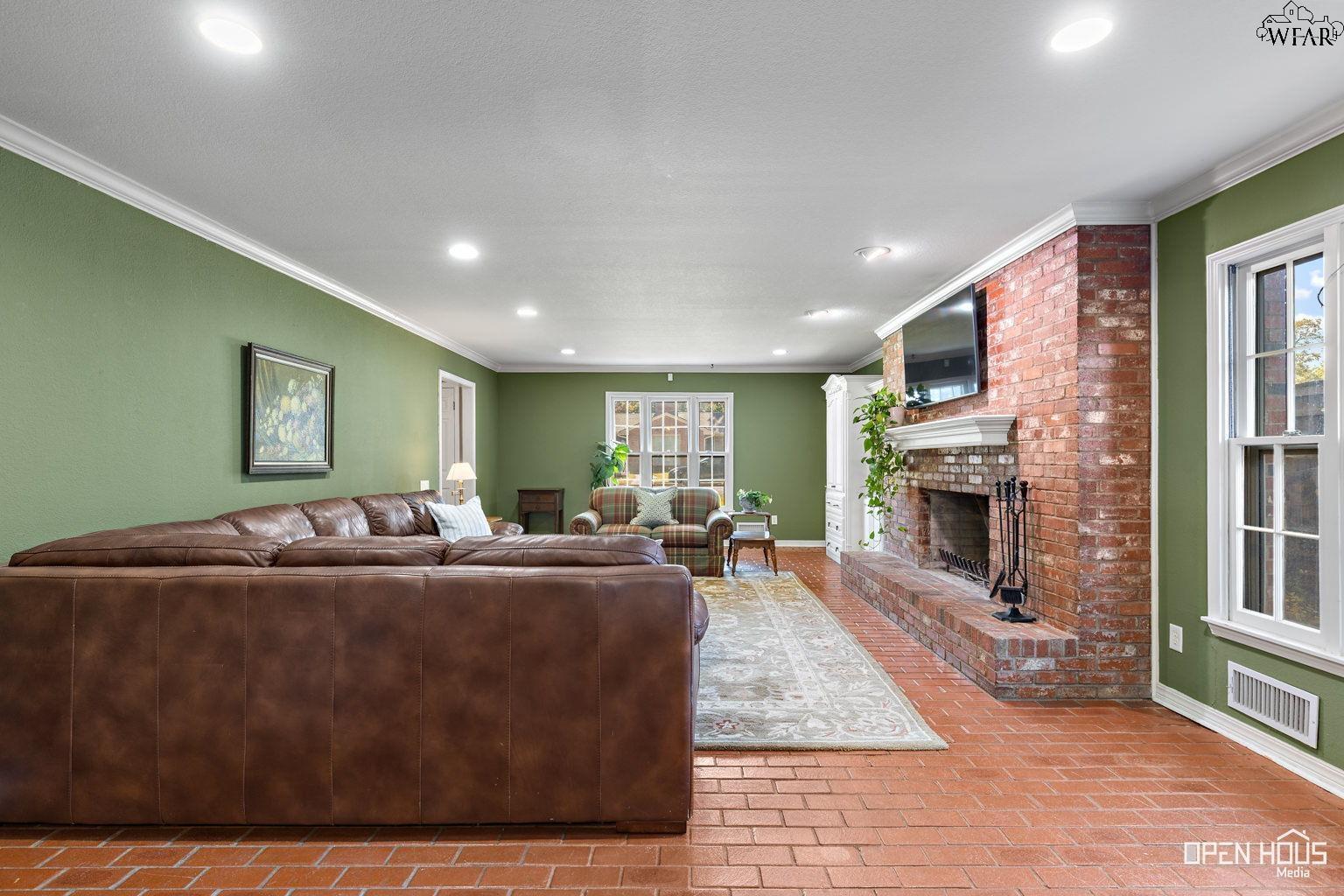 1570 SINGLETON AVENUE