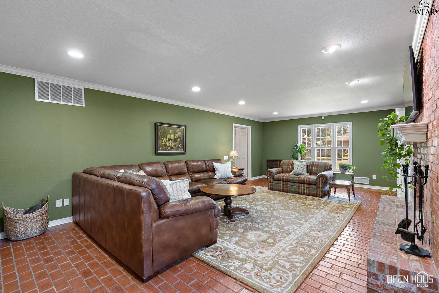 1570 SINGLETON AVENUE