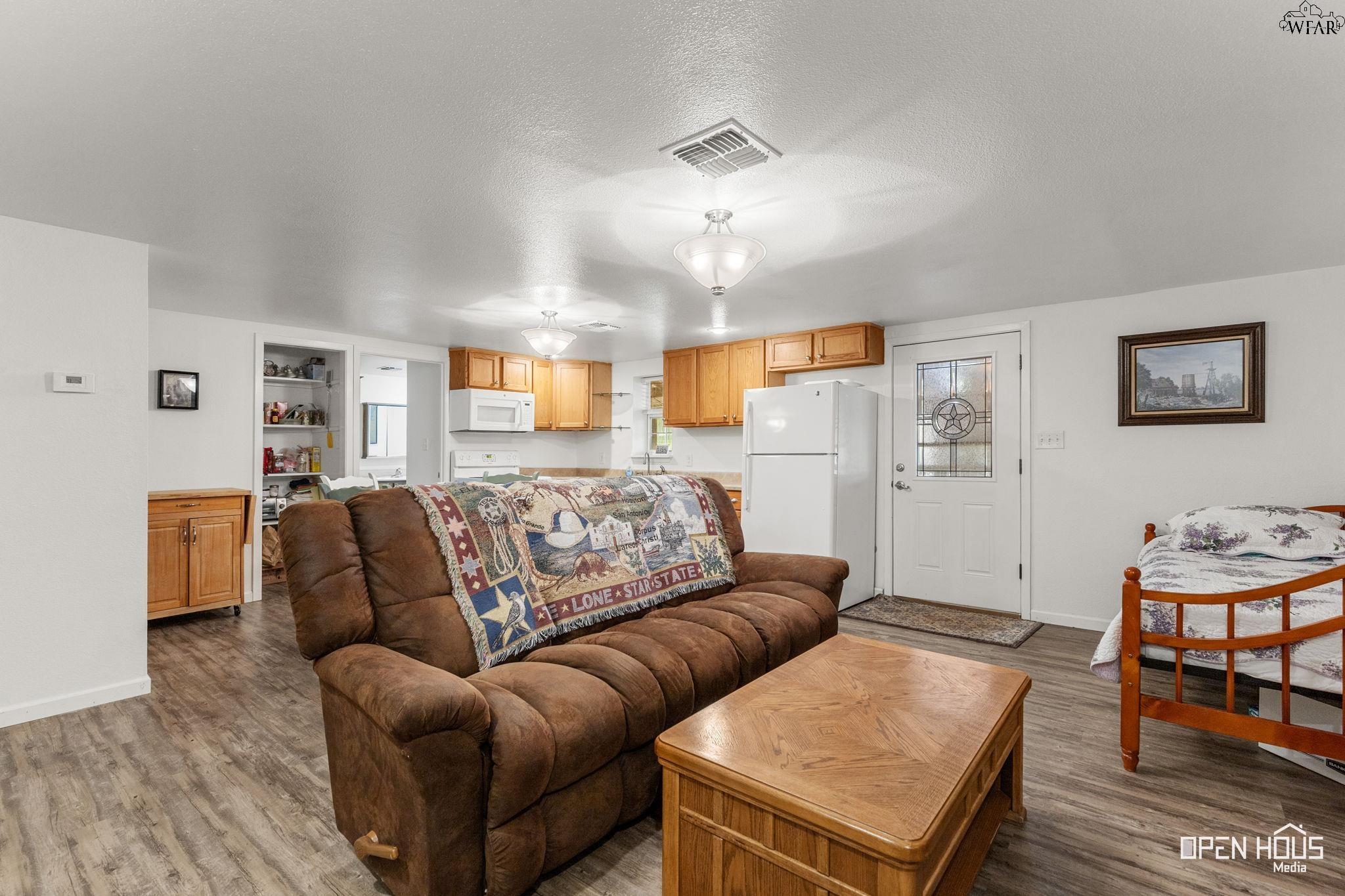 1000 E HIGHWAY ST Unit: 1008 E Highway St