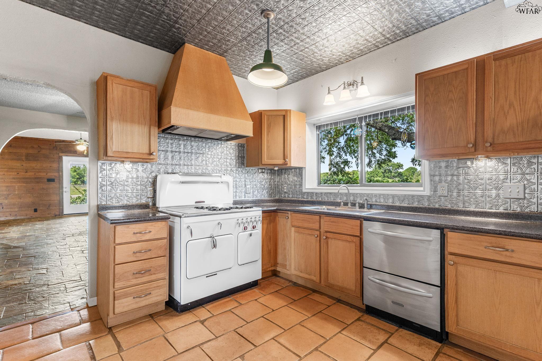1000 E HIGHWAY ST Unit: 1008 E Highway St