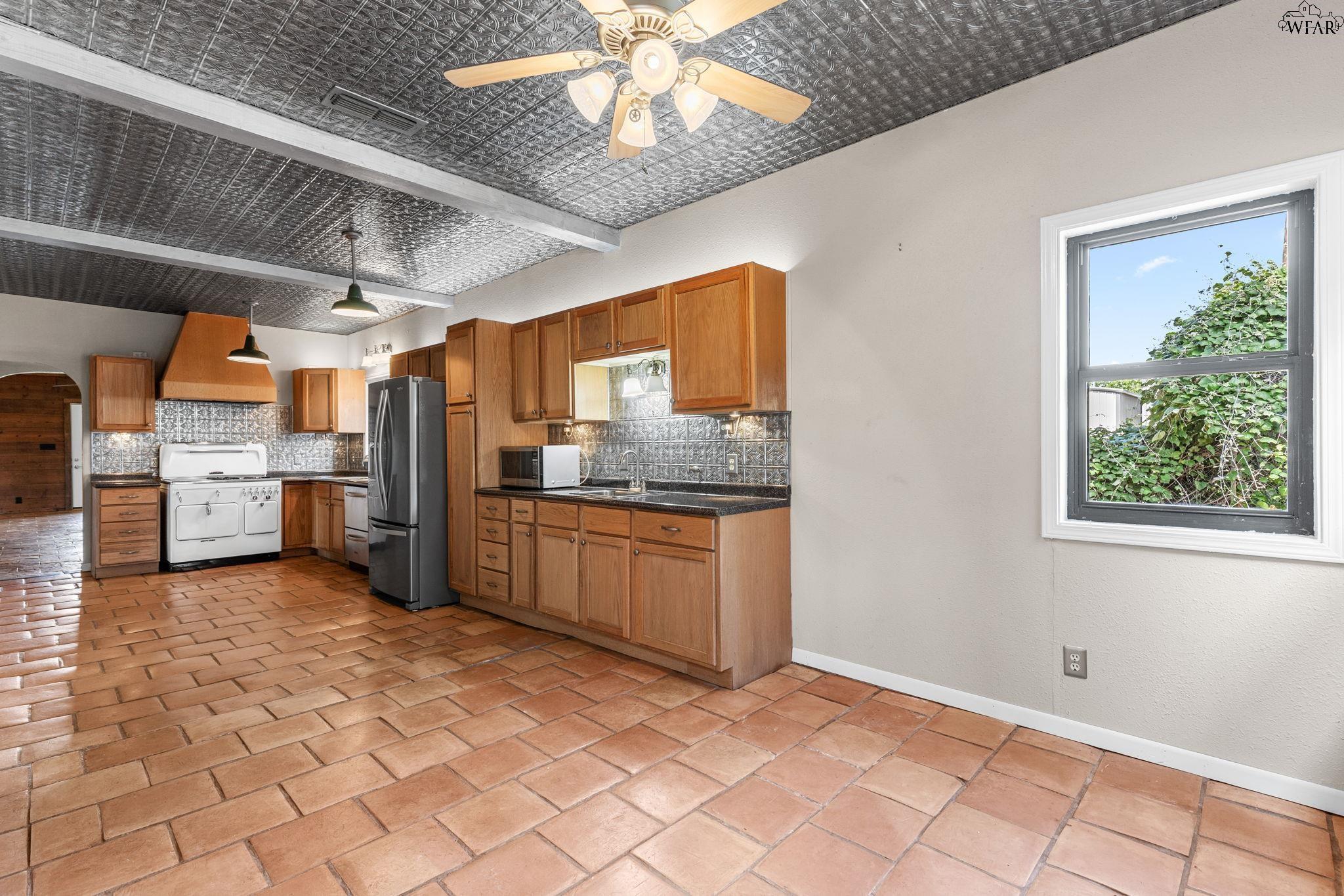 1000 E HIGHWAY ST Unit: 1008 E Highway St