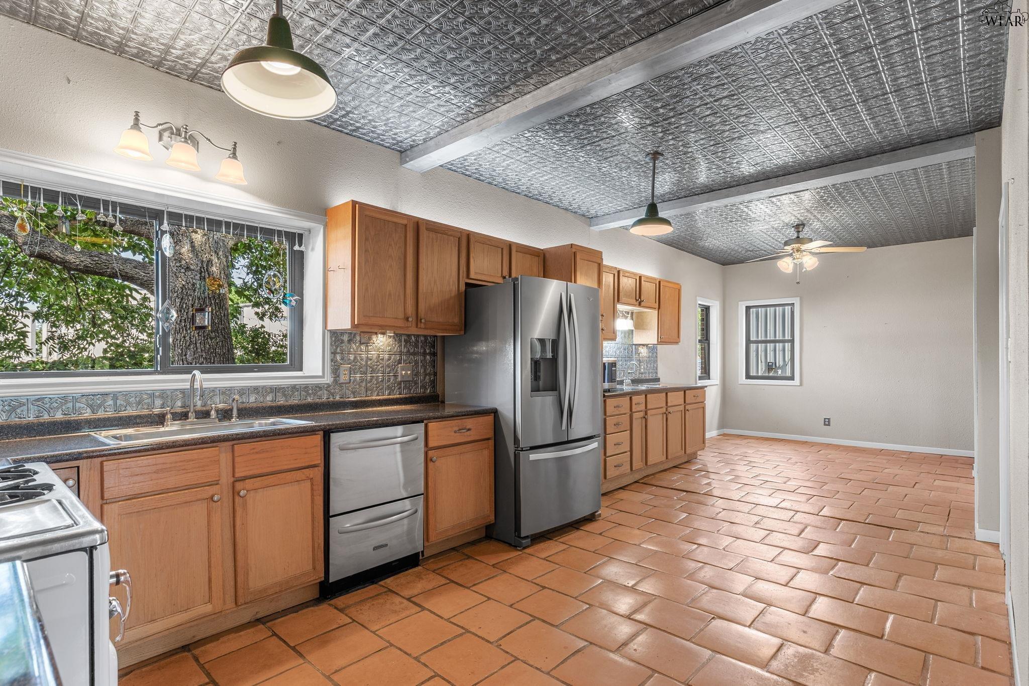 1000 E HIGHWAY ST Unit: 1008 E Highway St