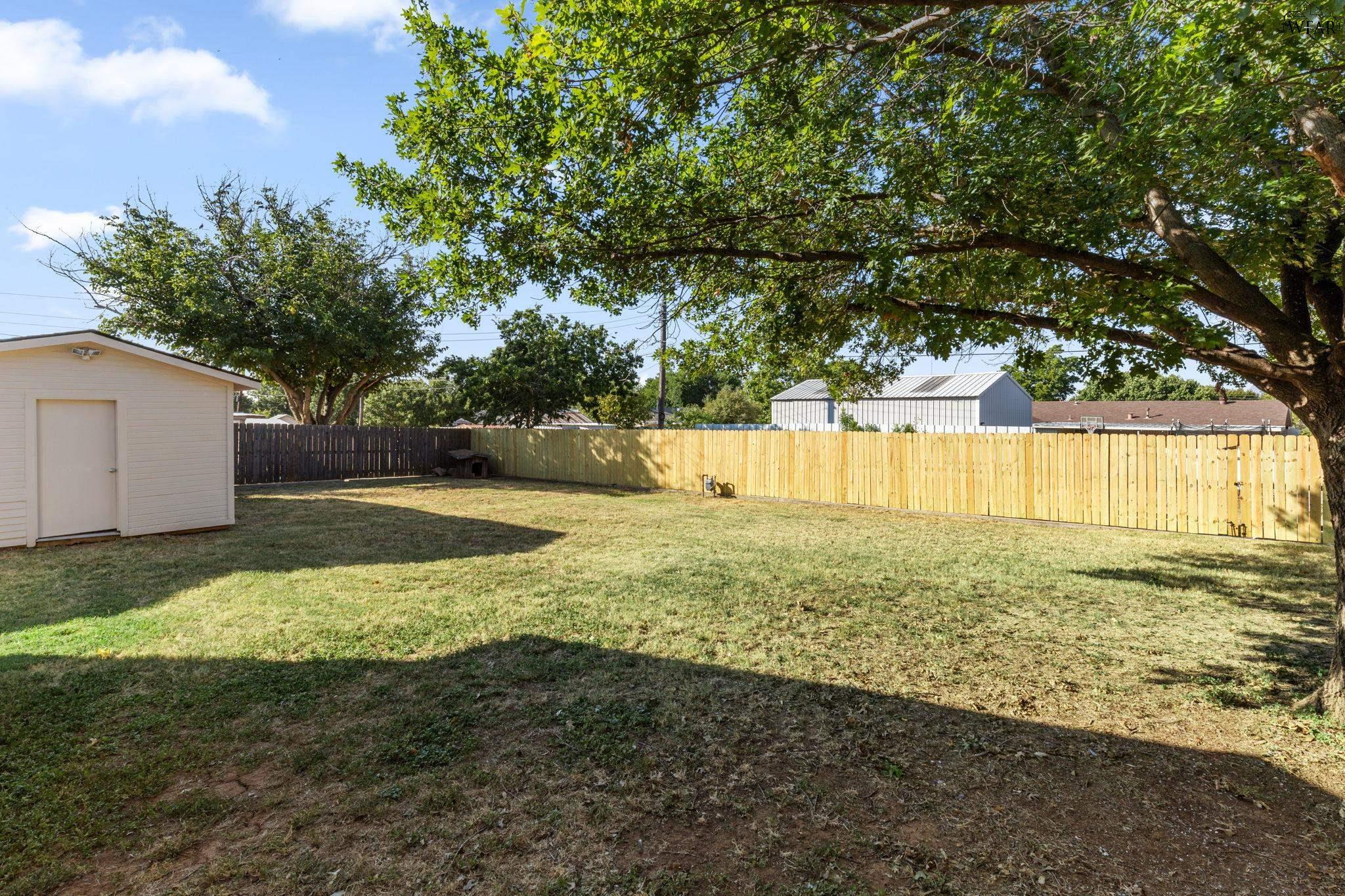 909 W LOUISA AVENUE