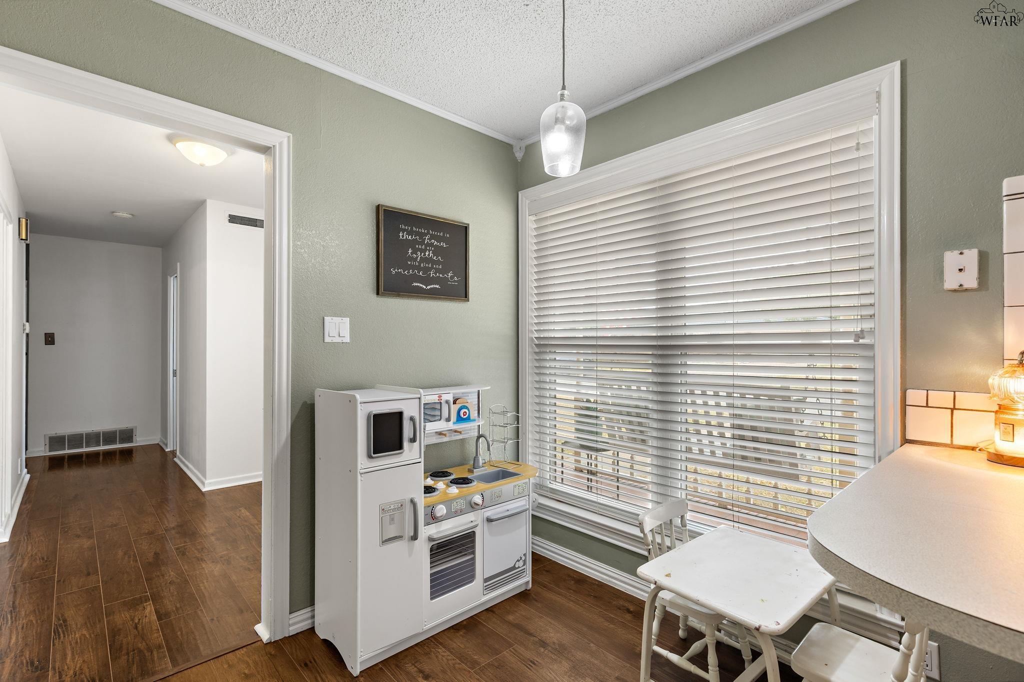1706 MARY LANE