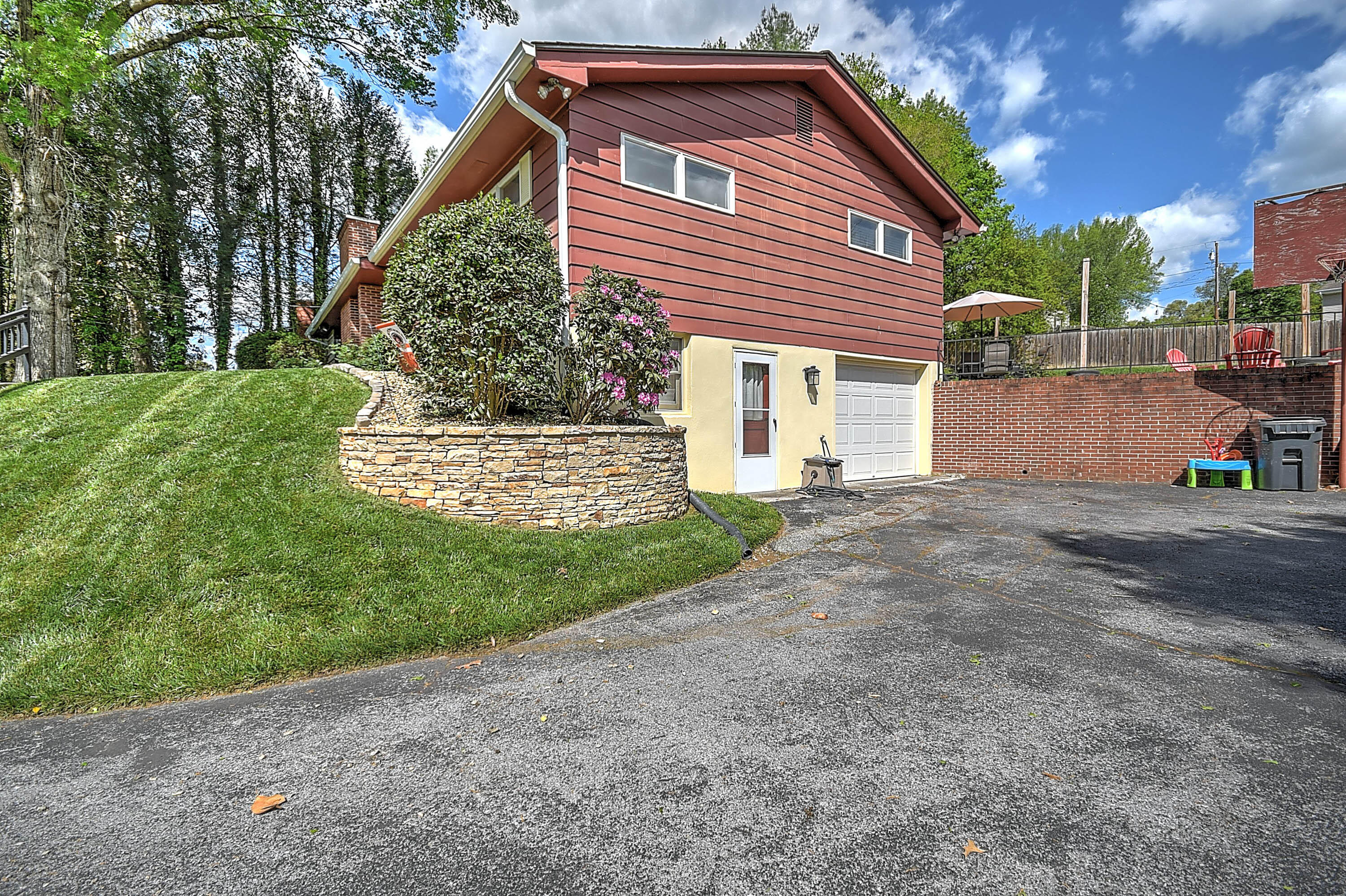 212 Carolyn Circle
