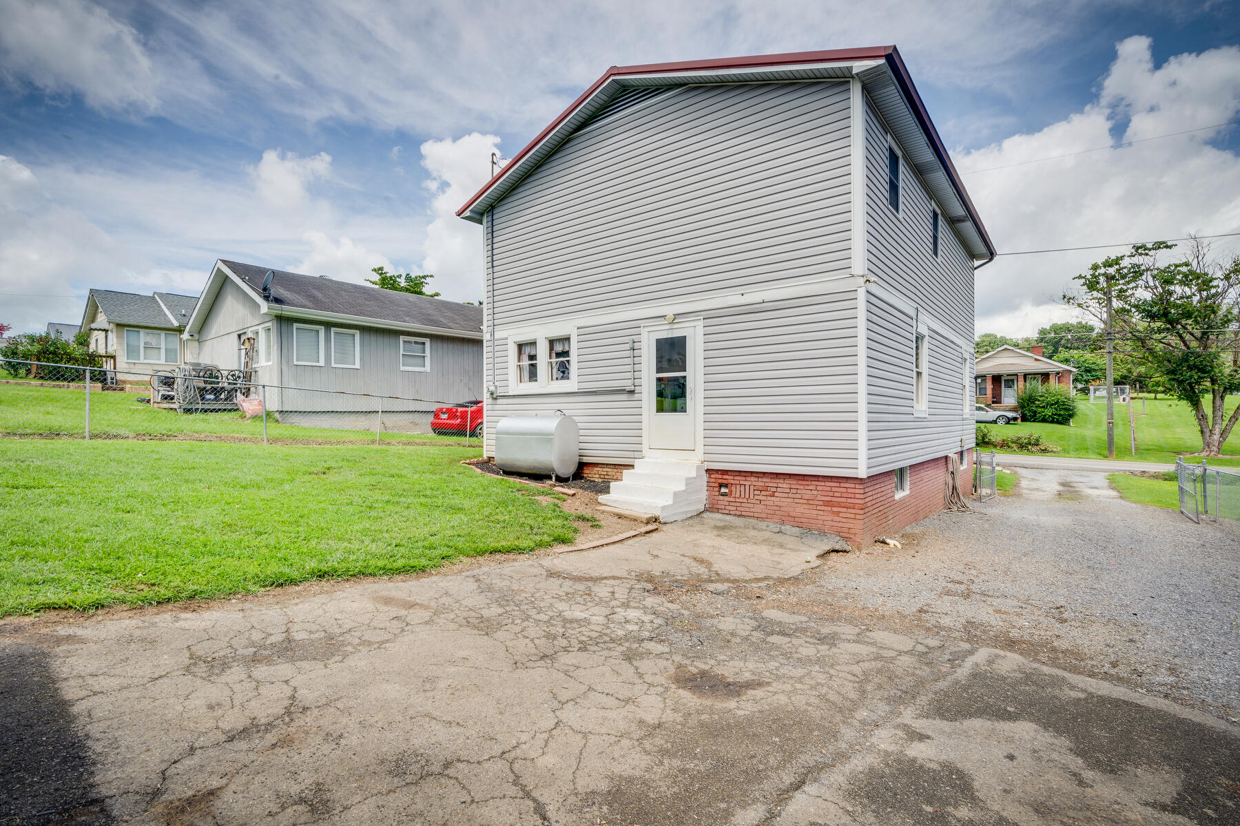 320 May Ave