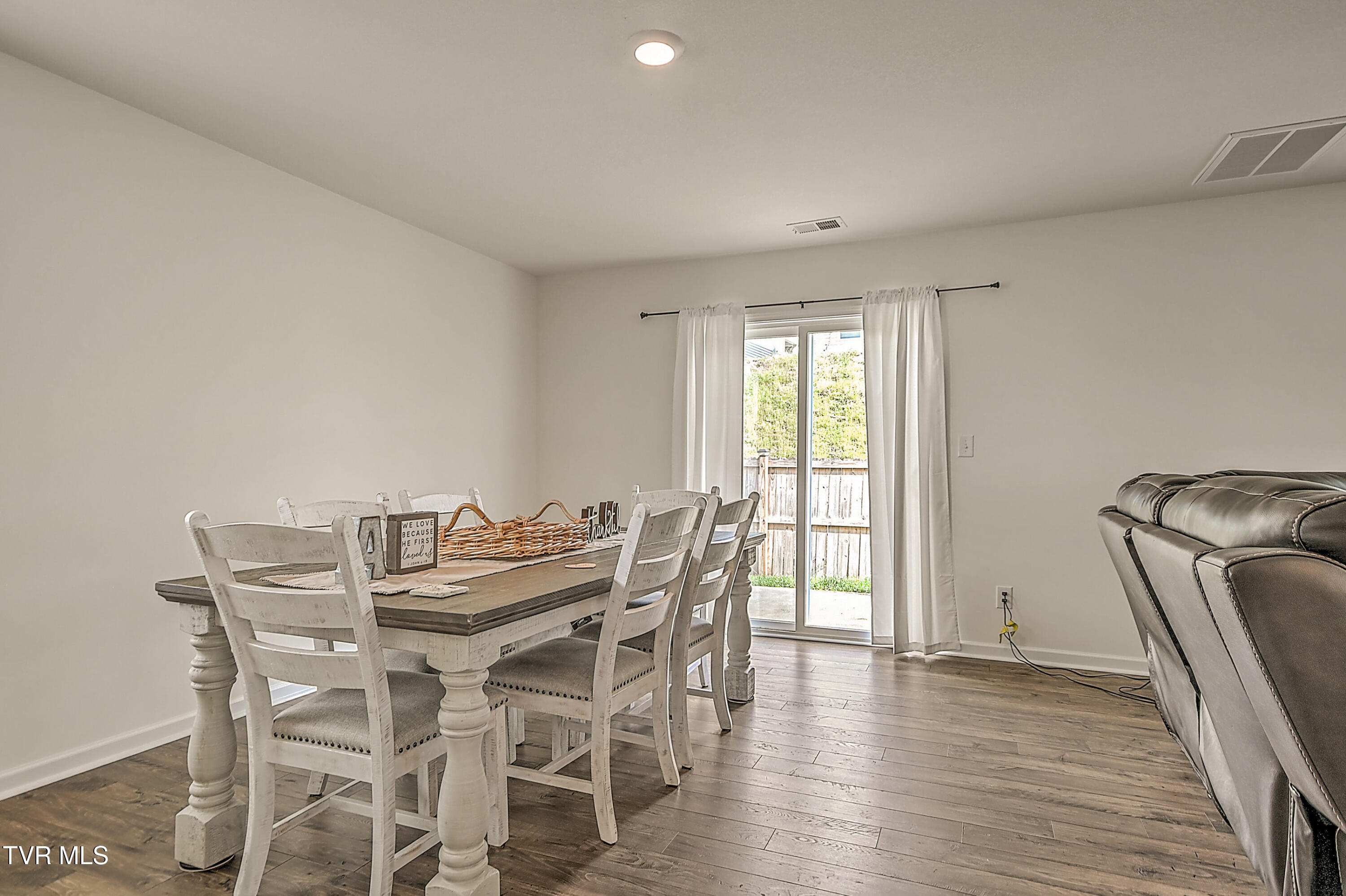 1228 Cherry Grove