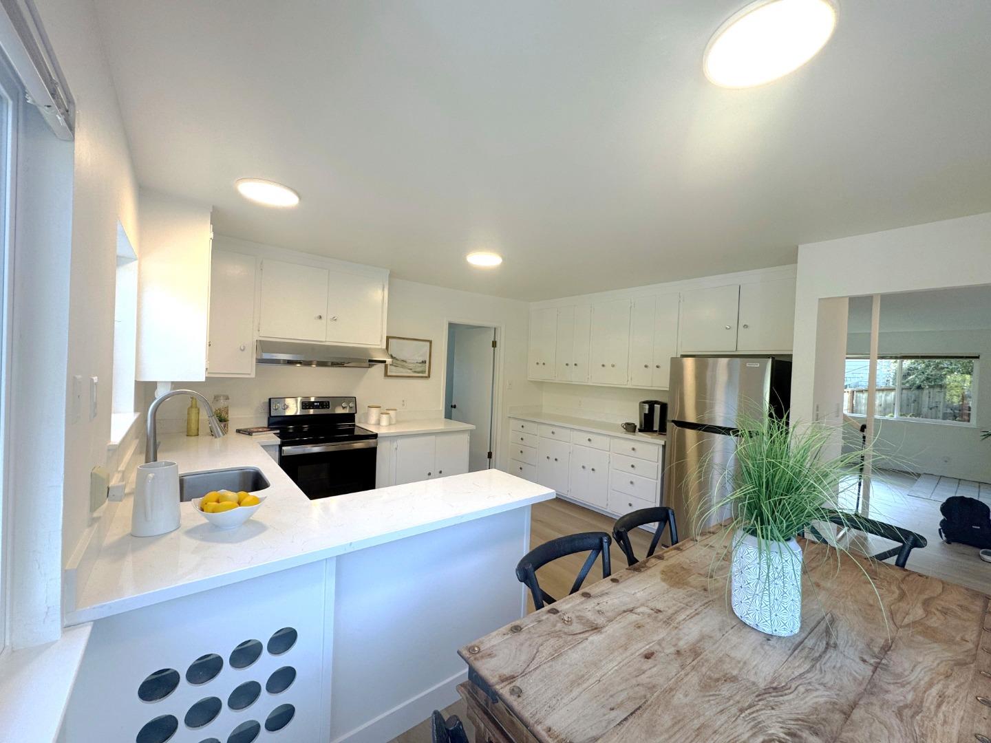 363 Avenue Portola