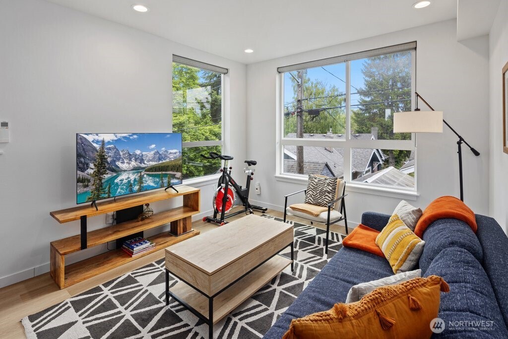 5710 Roosevelt Way NE Unit: B