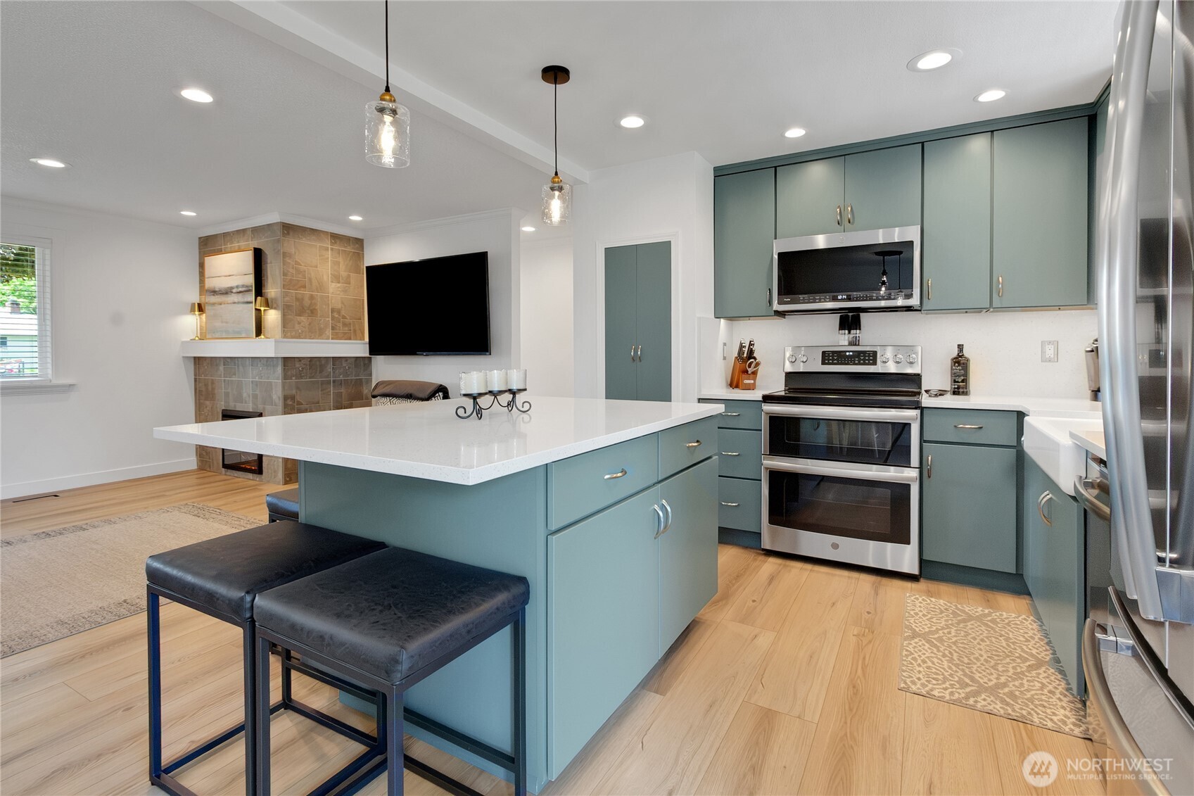 3713 Tahoma Place W