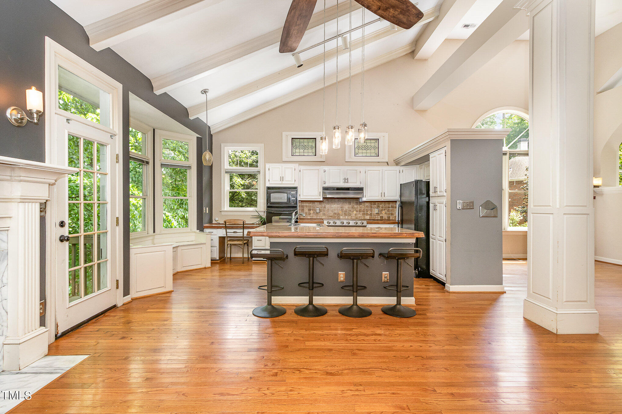10000 Goodview Court