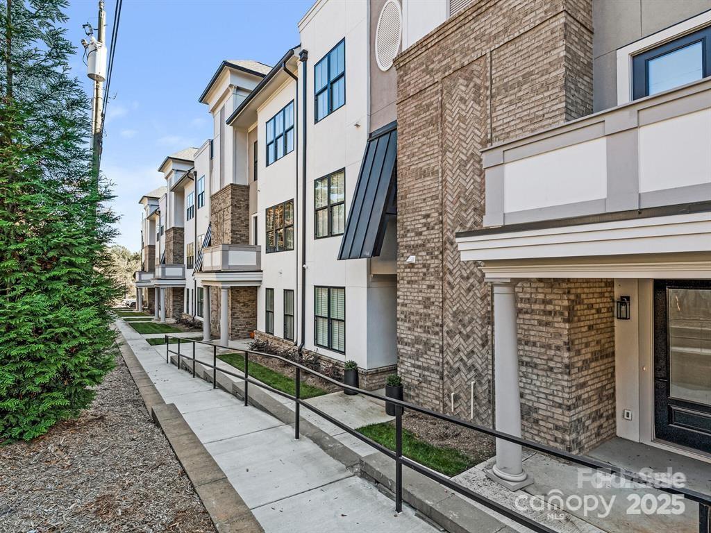 1111 Parkside Greenway Drive